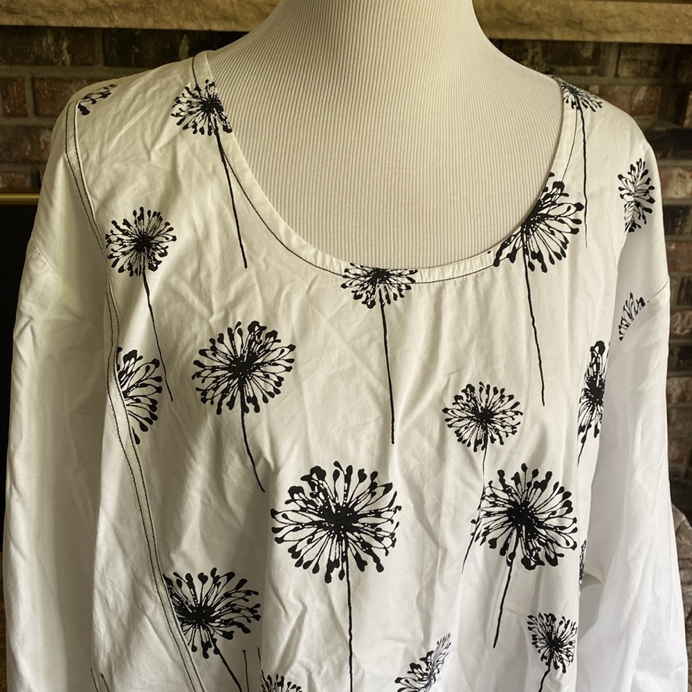 SNAPDRAGON & TWIG Floral Print White and Black Women's Top/dress. Long loose fit - Picture 2 of 9